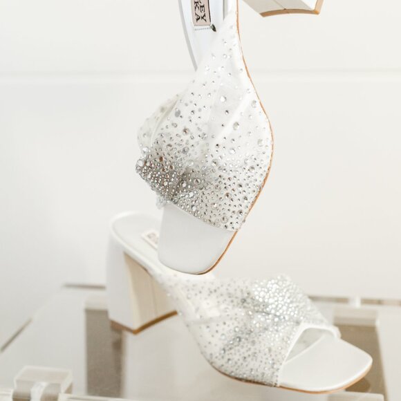 Badgley Mischka Camelia White Satin Block Heel Sandals Wedding 8 New Formal - Picture 4 of 14